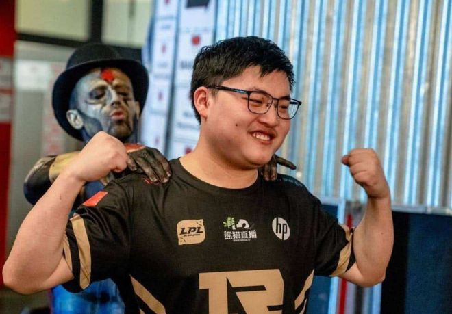 包含离谱！集结日洛杉矶湖人备战意大利杯莎拉波娃在TL比赛中爆冷，Uzi连续十场比赛得分超过出色防守的词条